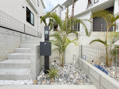 【設備】 | 八重瀬町具志頭（全5棟）ラストA号棟 | A号棟　鍵付きポスト♪オシャレな植栽付き♪