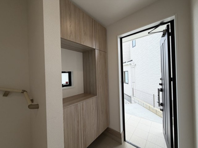 【玄関】 | 八重瀬町具志頭（全5棟）ラストA号棟 | A号棟　十分な収納付き玄関♪
