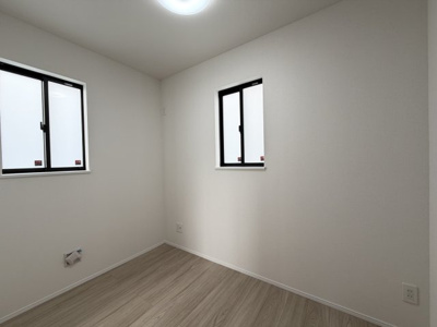 【洋室】 | 八重瀬町具志頭（全5棟）ラストA号棟 | A号棟　納戸3.5帖＋WIC付き♪（WICは主寝室からも出入り可）
