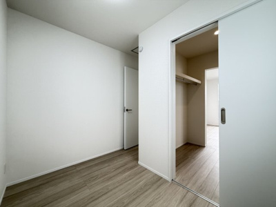 【洋室】 | 八重瀬町具志頭（全5棟）ラストA号棟 | A号棟　納戸3.5帖＋WIC付き♪（WICは主寝室からも出入り可）