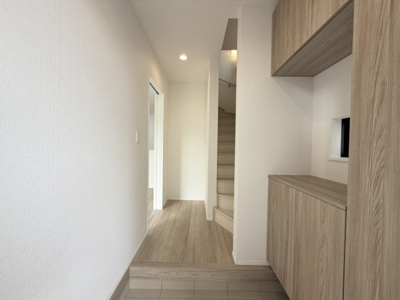 【玄関】 | 八重瀬町具志頭（全5棟）ラストA号棟 | A号棟　十分な収納付き玄関♪