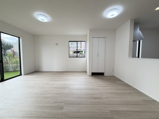 【居間・リビング】 | 八重瀬町具志頭（全5棟）A号棟 | A号棟　LDK17.62帖♪リビング収納＋棚付き♪