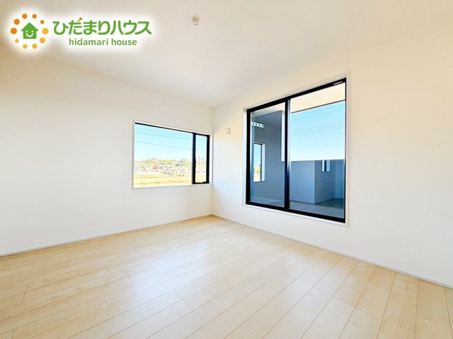 【寝室】 | 石岡市鹿の子2期　新築戸建 | バルコニーに面していて、たっぷり光りの入る明るい主寝室です！