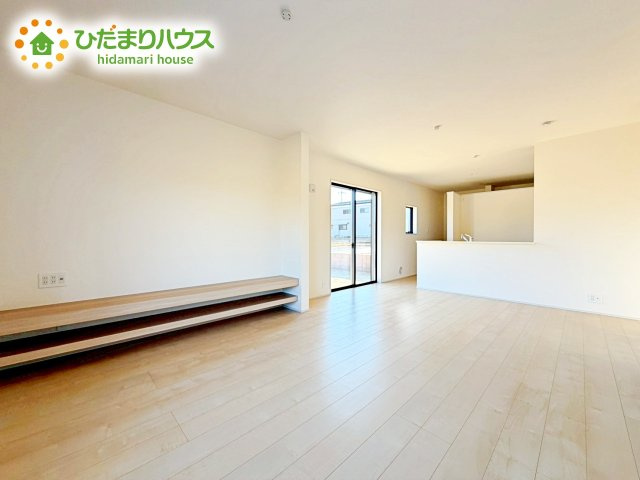 【居間・リビング】 | 石岡市鹿の子2期　新築戸建 | リビングの大きな窓からは、暖かな日の光が降り注ぎます・・・