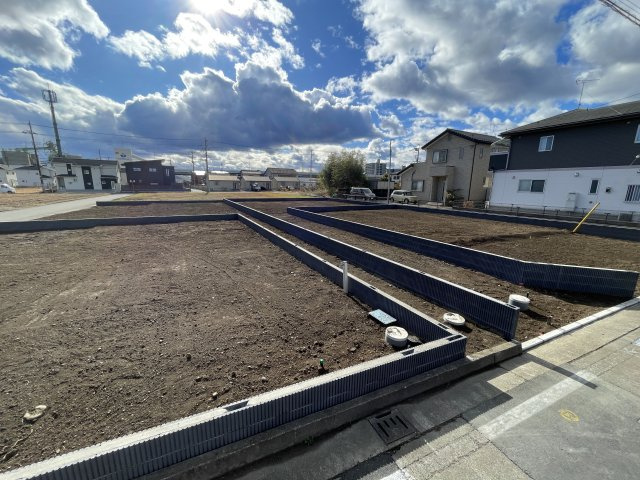 高崎市東中里町（全4区画）の前面道路含む現地写真