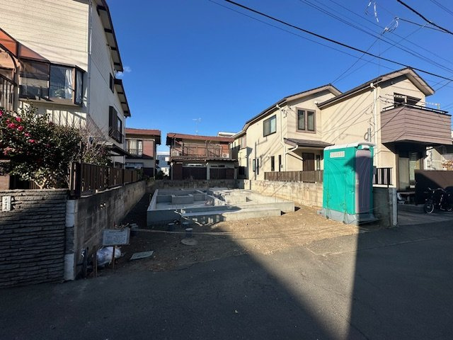 茅ヶ崎市南湖6丁目　新築戸建の前面道路含む現地写真|2月2日撮影　建築中　現地外観