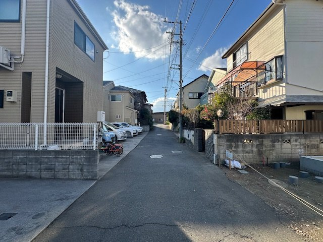 茅ヶ崎市南湖6丁目　新築戸建の前面道路含む現地写真|2月2日撮影　建築中　現地外観