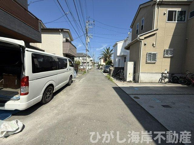 茅ヶ崎市南湖6丁目　新築戸建の前面道路含む現地写真|8月24日撮影　建築中　現地外観
