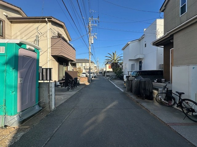 茅ヶ崎市南湖6丁目　新築戸建の前面道路含む現地写真|2月2日撮影　建築中　現地外観