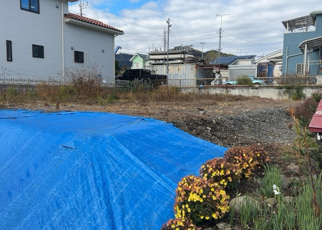 【外観】 | 土地を買う際、住む地域の自治体や福祉の補助制度にも注目してみましょう。子供や老人の医療補助やゴミ出しのルールなど、自治体によってルールに大きな違いがあるため、暮らしやすい土地で判断するとよいでしょう。