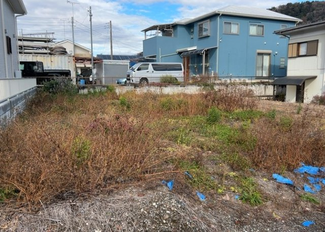 【外観】 | 現地に行くなら、物件の周囲の地形がどうなっているかを見ることも大切です。周辺より低くなっている土地では、大雨などで水が集まりやすいため、地盤が弱くなっているということも考えられるため、注意が必要です。