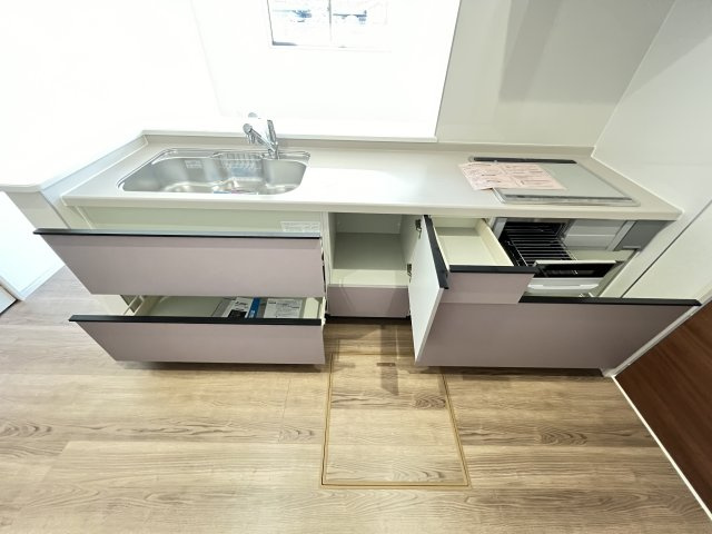桜井市大豆越７期全５棟のキッチン|引き出し収納が使いやすいシステムキッチン