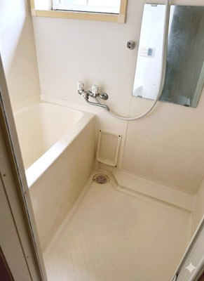 【浴室】 | フォレストテラス日吉 | 窓付の浴室※クリーニング前の写真です