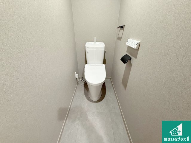ライオンズマンション上野芝5丁のトイレ|シャワー洗浄機能付トイレは標準仕様。冬場は暖かシートヒーターも装備！
表面コートでキレイ長持ち！省エネ節水仕様の温水洗浄トイレ！