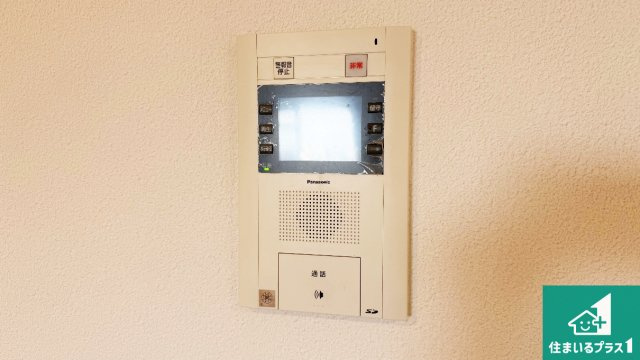 ライオンズマンション上野芝5丁の防犯設備|カラーモニターインターホン！声だけでなく来訪者の姿や顔がモニターで確認できるので、小さなお子様がいらっしゃるご家庭でも安心できます！