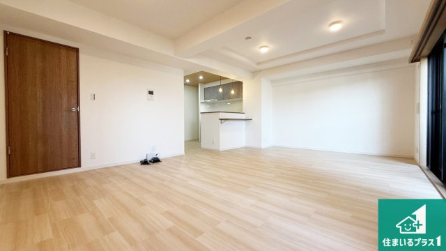 ライオンズマンション上野芝5丁の居間・リビング|太陽の光が差し込むとっても明るいリビング！思わず微笑みたくなる居心地の良さ。家族団らんの時間も増えそうなくつろぎのＬＤＫで、住む人のこだわりを活かすゆとりある空間♪