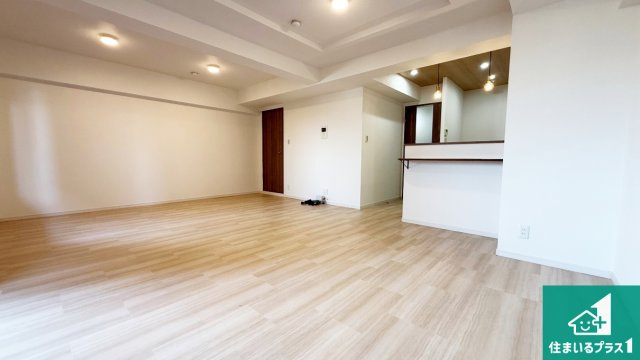 ライオンズマンション上野芝5丁の居間・リビング|シンプルなリビングは、ソファーを置いたり、観葉植物を置いたり、家具の配置やインテリアで住む人のこだわりを活かすゆとりある空間にしてください♪