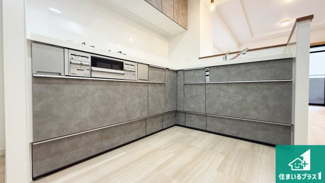 ライオンズマンション上野芝5丁のキッチン|収納豊富！浄水器付きキッチン！お子さまの様子を見ながらお料理を楽しむことができますね。家族のコミュニケーションが増え会話もはずみそう！