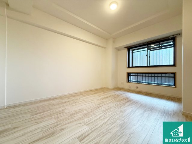 ライオンズマンション上野芝5丁の寝室|寝室は心地よい眠りについてもらいたくて、シンプルでかつ開放的な空間に！大きな窓から差し込む朝日が、すっきりとした目覚めをサポートします。