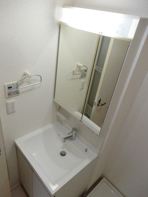 エクセルハイムＫの洗面所|三面鏡の独立洗面化粧台