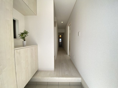 【玄関】 | 八重瀬町具志頭（全5棟）B号棟 | ※同仕様写真です