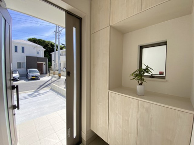 【玄関】 | 八重瀬町具志頭（全5棟）B号棟 | ※同仕様写真です