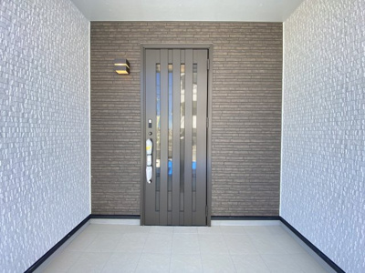 【玄関】 | 八重瀬町具志頭（全5棟）B号棟 | ※同仕様写真です