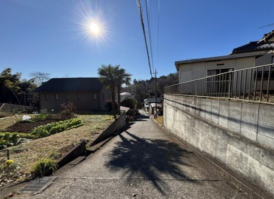 【中古】入間郡越生町如意中古住宅の前面道路含む現地写真