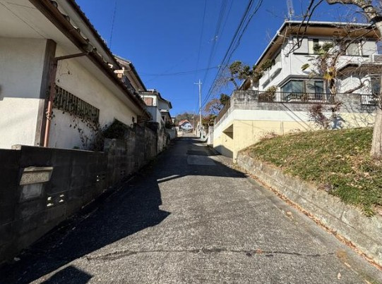 【中古】入間郡越生町如意中古住宅の前面道路含む現地写真