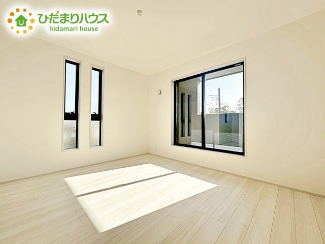 【寝室】 | 水戸市姫子4期　新築戸建　 | バルコニーに面していて、たっぷり光りの入る明るい主寝室です！