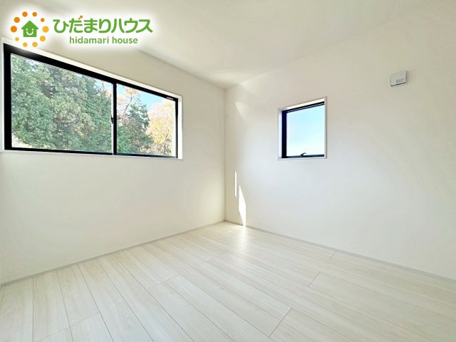 【洋室】 | 水戸市姫子4期　新築戸建　 | 柔らかい陽光が差し込む明るいお部屋を演出する設計。彩光の取れる窓が気持ちの良いお部屋を創り上げます。