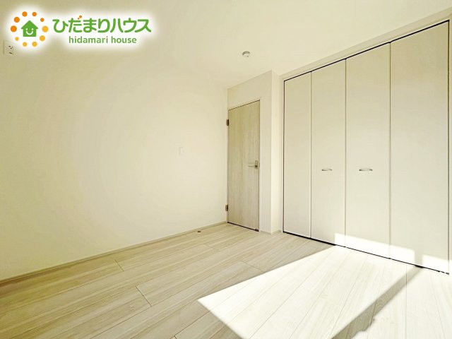 【洋室】 | 水戸市姫子4期　新築戸建　 | 白い壁の洋室は、太陽の光だけでも十分明るく感じられますね