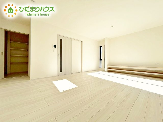 【居間・リビング】 | 水戸市姫子4期　新築戸建　 | 開放感あるLDKを確保！家族が集まるリビングはゆったり過ごしリフレッシュする場として居心地の良い空間にしたいですね。