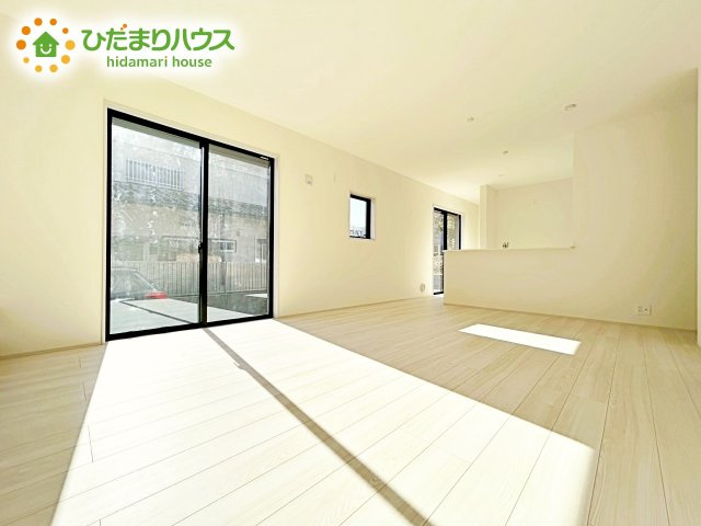 【居間・リビング】 | 水戸市姫子4期　新築戸建　 | ホワイトを基調としたLDKは、明るく上品な心地よさを演出してくれます。空間に広がりをもたらし、より一層広く感じさせてくれます。