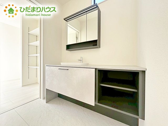 【独立洗面台】 | 水戸市姫子4期　新築戸建　 | 三面鏡の大きな鏡は憧れます(^^♪ 鏡の後ろは収納となっていて、細かいものでも収納できるのでスッキリと整理できます！