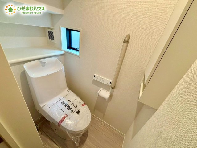 野田市山崎9期　新築戸建　1号棟のトイレ|小窓が付いているので、トイレも明るい空間になっております♪						
