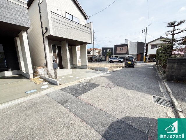 三島郡島本町東大寺　全2邸の前面道路含む現地写真|周辺は閑静な住宅街！前面道路広々で車の出し入れも便利です。駐車が苦手な方でも安心して車庫入れできます！