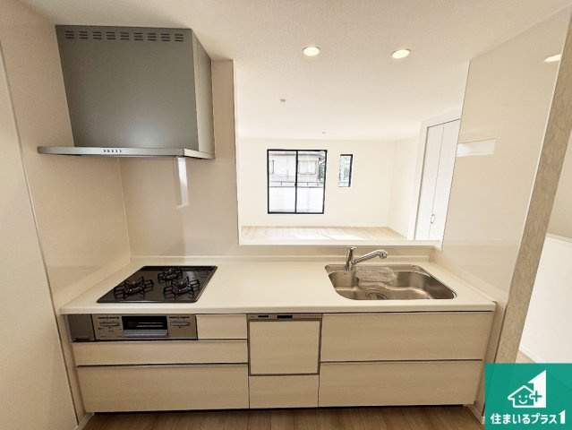 三島郡島本町東大寺　全2邸のキッチン|リビングと統一感があり、使い勝手のいいキッチン。広々としているので、二人並んで作業が出来ちゃいます。お子様と一緒に色々なお料理に挑戦できるスペースがあります。