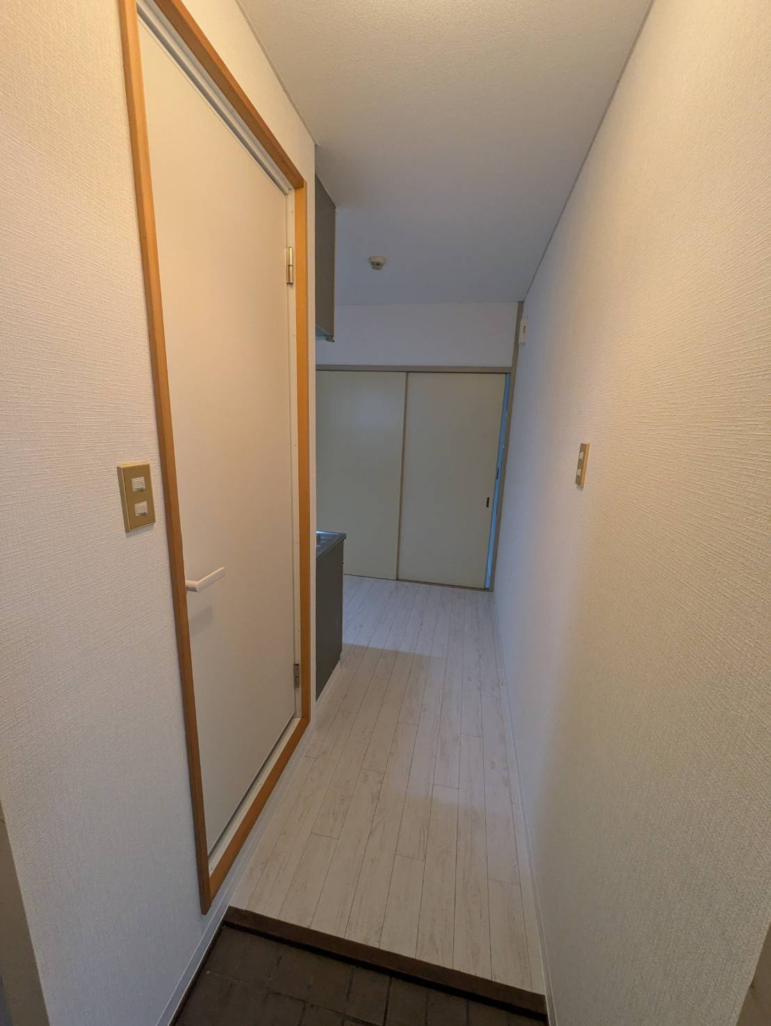 カツノハイツの玄関