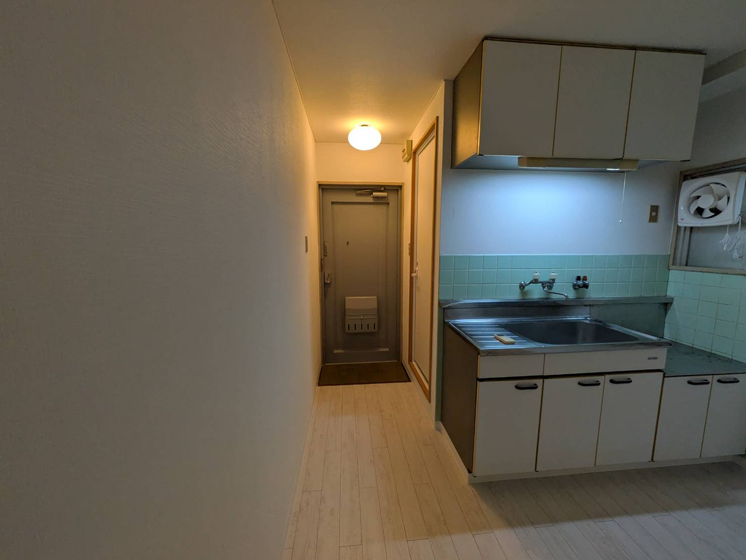 カツノハイツの玄関