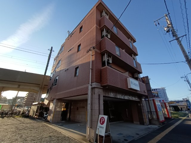 アルス梅坪駅前の外観