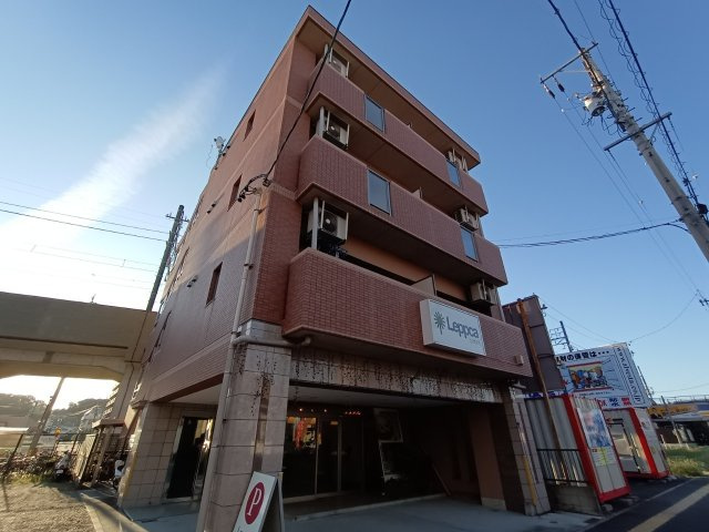 アルス梅坪駅前の外観
