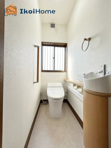 明石市朝霧東町2丁目　中古戸建のトイレ|●年中無休：当日予約可●1階・2階ウォッシュレット付のお手洗い。汚れが落ちやすく、節水タイプです
