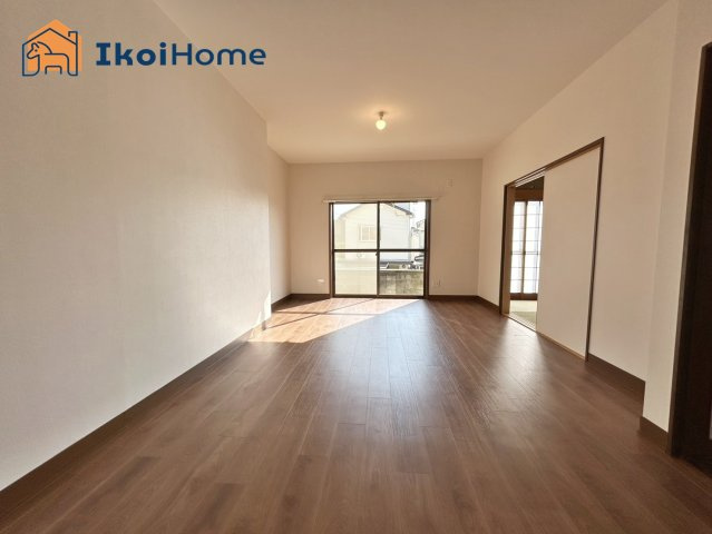 明石市朝霧東町2丁目　中古戸建の居間・リビング|●年中無休：当日予約可●約15.5帖あるリビングは家族が自然と集まる居心地の良い空間