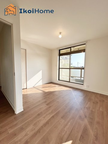 明石市朝霧東町2丁目　中古戸建の子供部屋|●年中無休：当日予約可●南西向きのバルコニーに出入りが可能な7帖の洋室です！