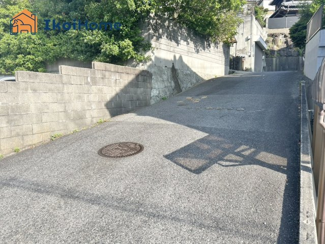 明石市朝霧東町2丁目　中古戸建の前面道路含む現地写真|●年中無休：当日予約可●前面道路は交通量も少なく小さなお子様がいても安心です！