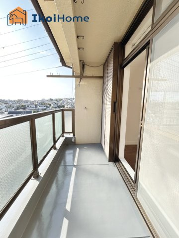 明石市朝霧東町2丁目　中古戸建のバルコニー|●年中無休：当日予約可●南東向きのバルコニー。屋根がついているので小雨なら濡れることもなく安心です。