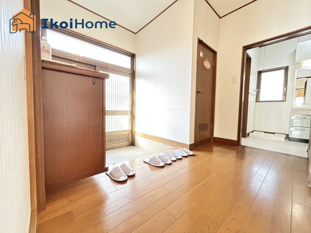 明石市朝霧東町2丁目　中古戸建のエントランス|●年中無休：当日予約可●玄関ホールはとても広く開放的です！玄関から光が入りますので、とても明るいです
