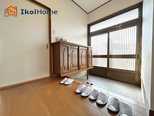 明石市朝霧東町2丁目　中古戸建の玄関|●年中無休：当日予約可●採光の取れる玄関ドアですので玄関内は明るい空間です。