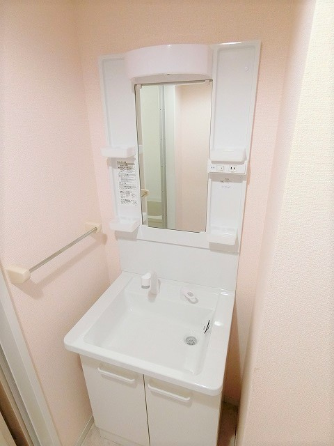 クレール清水の独立洗面台|写真は同建物の別部屋を参考に掲載しております。